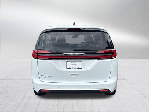 Used 2023 Chrysler Pacifica Touring-L FWD image 11