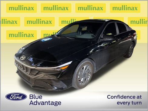 Used 2024 Hyundai Elantra SEL image 2