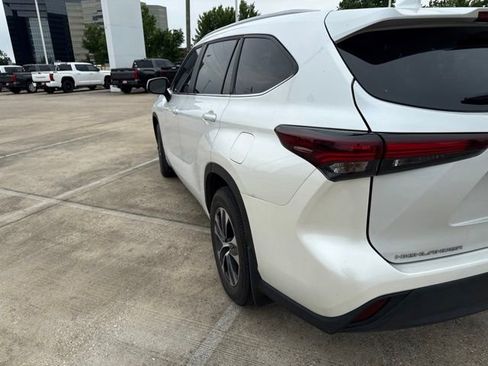Certified 2024 Toyota Highlander XLE AWD/4WD image 11