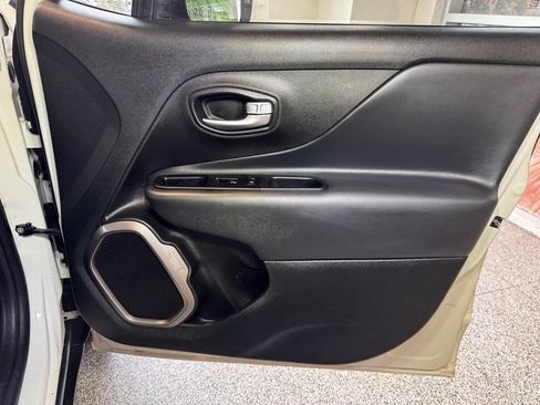 Used 2022 Jeep Renegade Latitude AWD/4WD image 46
