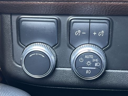 Used 2021 GMC Yukon XL Denali w/ Denali Premium Package image 14