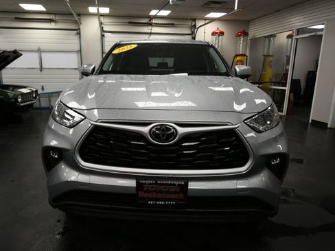 Certified 2025 Toyota Highlander LE image 2