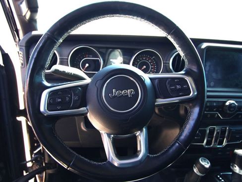 Used 2019 Jeep Wrangler Unlimited Sahara w/ Dual Top Group AWD/4WD image 21