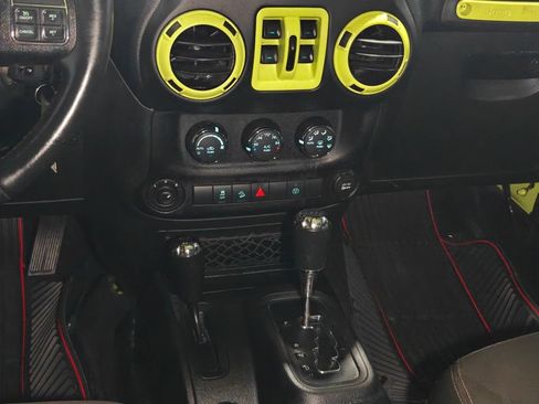Used 2016 Jeep Wrangler Unlimited Sahara w/ Connectivity Group AWD/4WD image 7