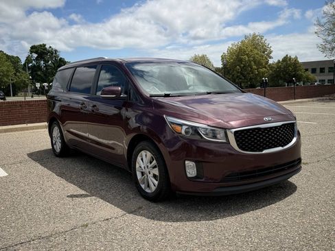 Used 2017 Kia Sedona LX w/ LX Essentials Premium Package FWD image 5