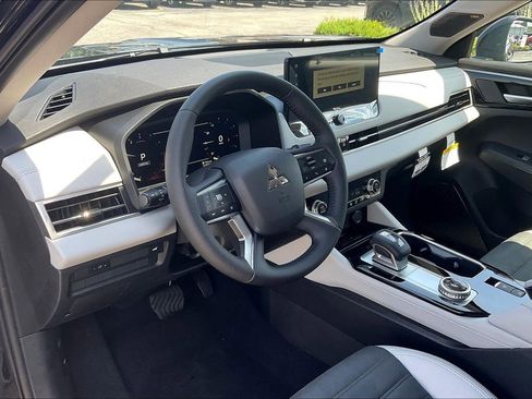 New 2025 Mitsubishi Outlander SE image 6