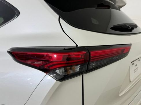 Used 2021 Toyota Highlander XLE AWD/4WD image 11