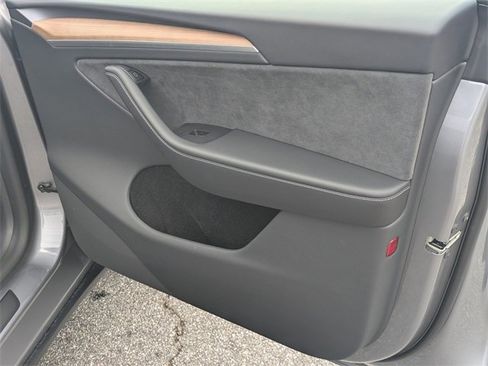 Used 2025 Tesla Model Y Performance image 13