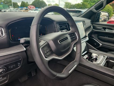 Used 2024 Jeep Wagoneer L Series II RWD image 18