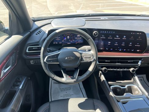 Used 2025 Chevrolet Traverse Z71 AWD/4WD image 2