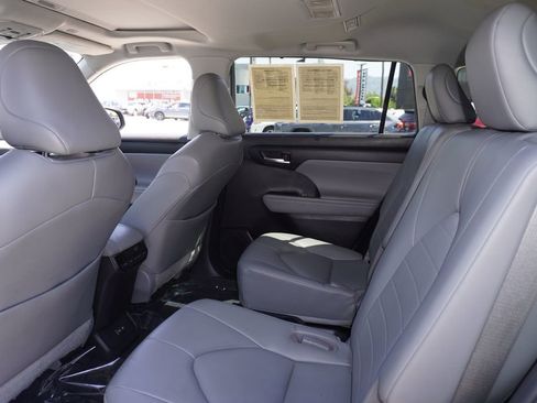 Used 2023 Toyota Highlander XLE FWD image 12