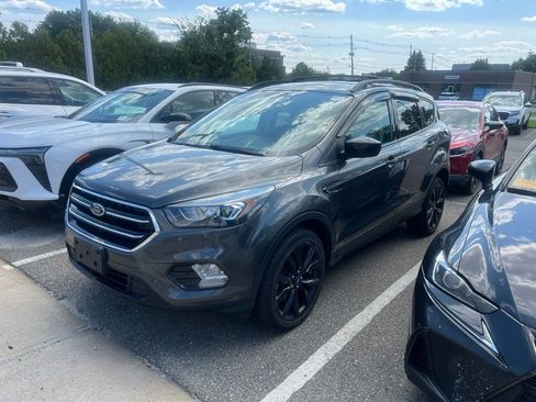 Used 2018 Ford Escape SE w/ SE Sport Appearance Package AWD/4WD image 3