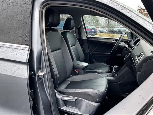 Used 2022 Volkswagen Tiguan SE w/ Panoramic Sunroof Package image 9