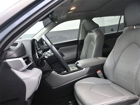 Used 2021 Toyota Highlander XLE image 9