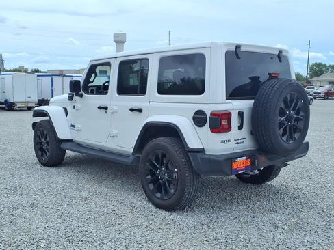 Used 2025 Jeep Wrangler Unlimited Sahara AWD/4WD image 11