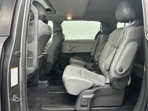 Used 2021 Toyota Sienna XLE image 18