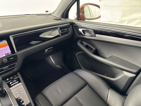 Used 2025 Porsche Macan image 27