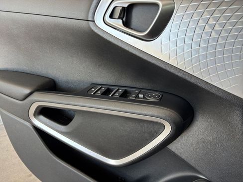 Used 2025 Kia Soul LX w/ LX Technology Package FWD image 18