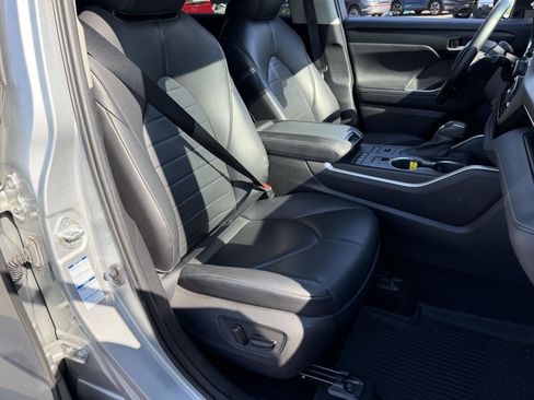 Used 2020 Toyota Highlander XLE AWD/4WD image 22
