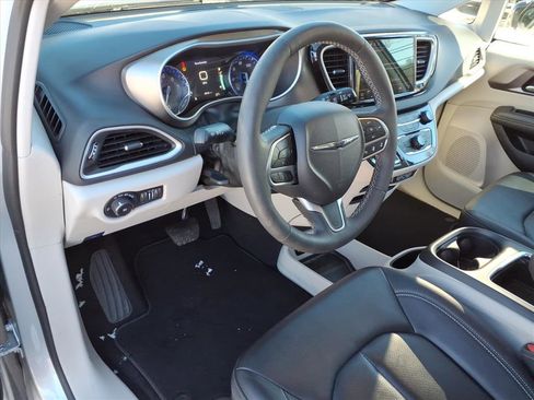 Used 2024 Chrysler Pacifica Touring-L image 9