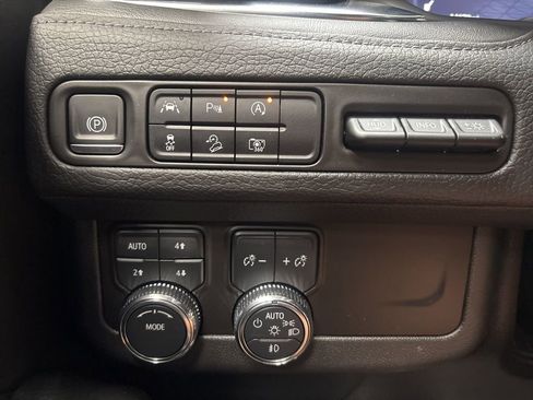 Used 2024 GMC Yukon XL Denali image 36