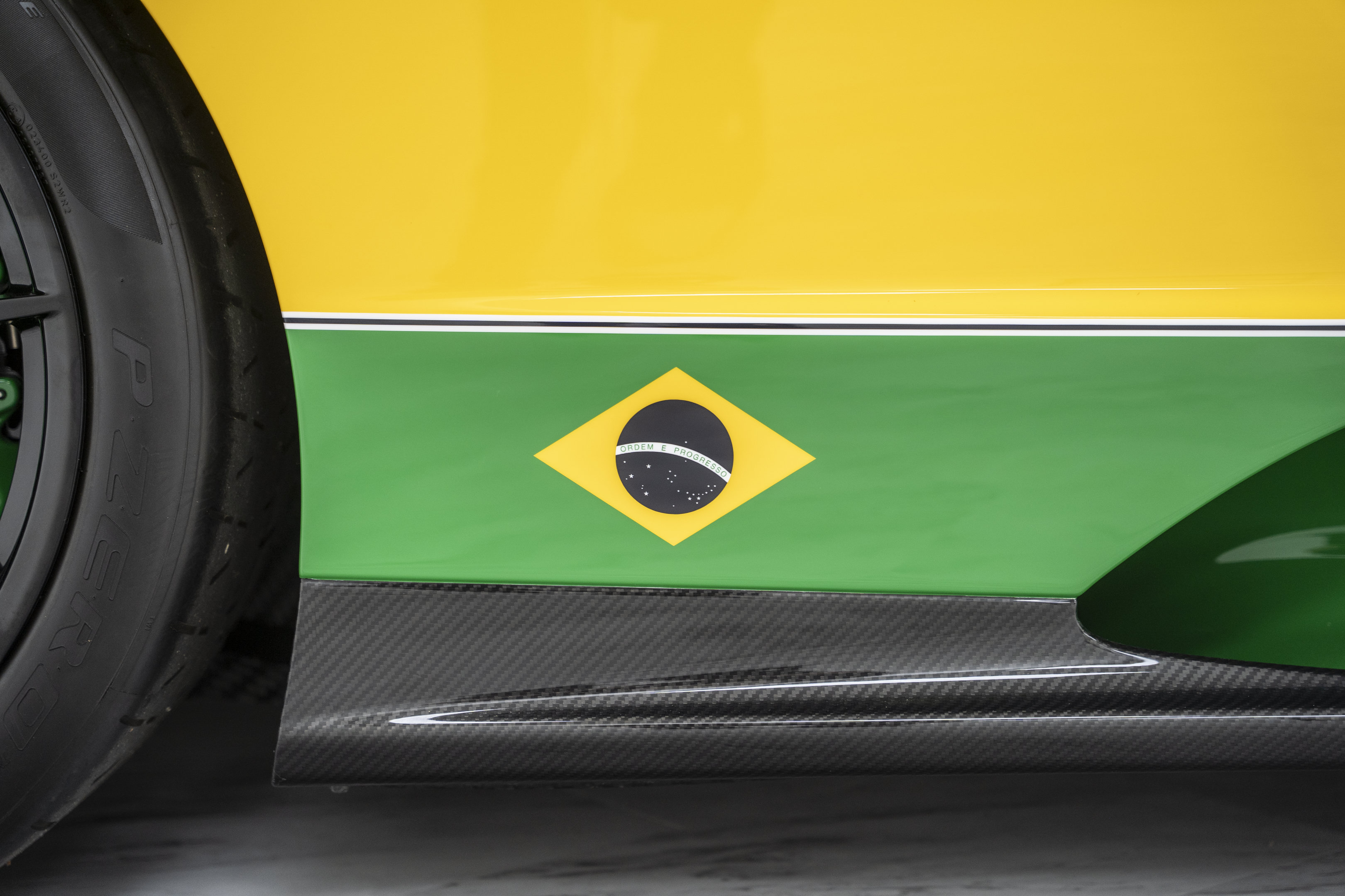 Used 2019 McLaren Senna RWD image 15