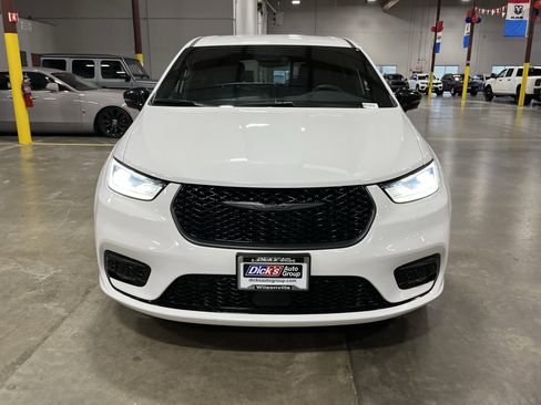 Used 2024 Chrysler Pacifica Select image 8