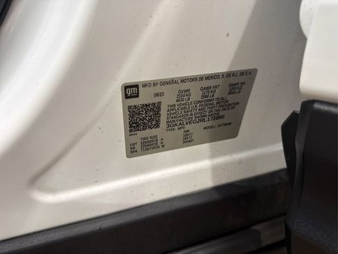 Used 2024 GMC Terrain SLT image 17