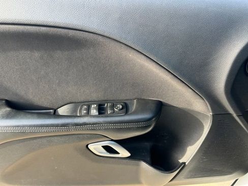 Used 2015 Dodge Challenger SXT image 25