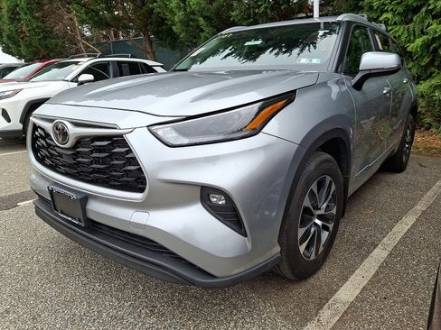 Used 2025 Toyota Highlander XLE image 2