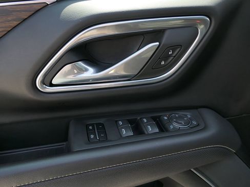 Used 2024 Chevrolet Suburban Premier RWD image 18