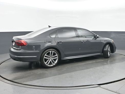 Used 2018 Volkswagen Passat 2.0T R-Line image 3