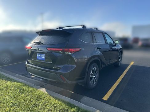 Used 2021 Toyota Highlander XLE AWD/4WD image 3