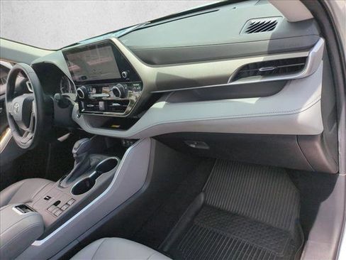 Used 2023 Toyota Highlander XLE FWD image 23