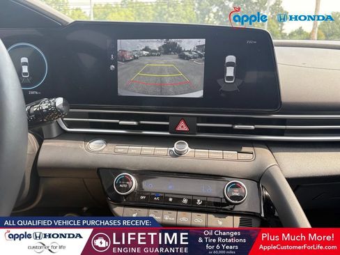 Used 2023 Hyundai Elantra Limited w/ Preferred Accessory Package FWD image 9