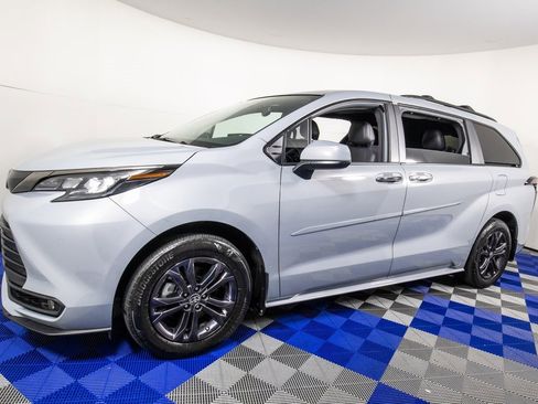 Used 2024 Toyota Sienna XLE Woodland Edition image 1