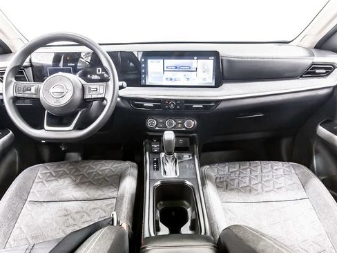 Used 2025 Nissan Kicks SV AWD/4WD image 16