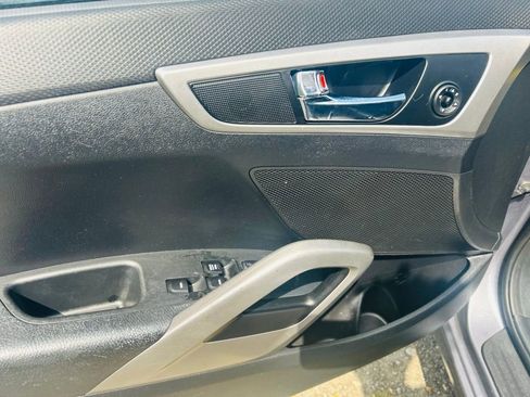 Used 2017 Hyundai Veloster FWD image 17