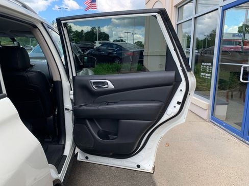 Used 2018 Nissan Pathfinder SL AWD/4WD image 40