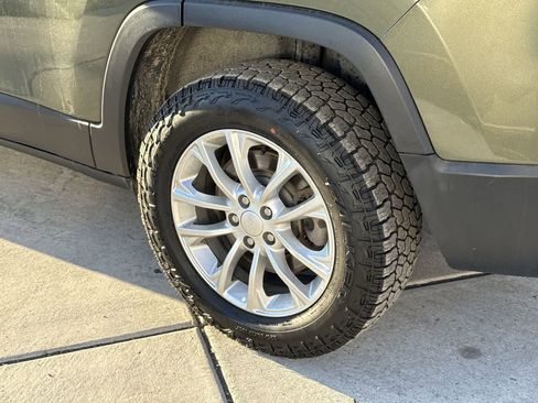 Used 2019 Jeep Cherokee Latitude w/ Popular Appearance Group image 8