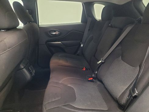 Used 2020 Jeep Cherokee Latitude FWD image 18