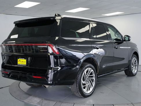 Used 2025 Lincoln Navigator Reserve image 16