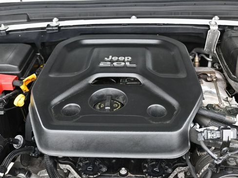 Used 2022 Jeep Wrangler Unlimited Sahara w/ Cold Weather Group AWD/4WD image 31