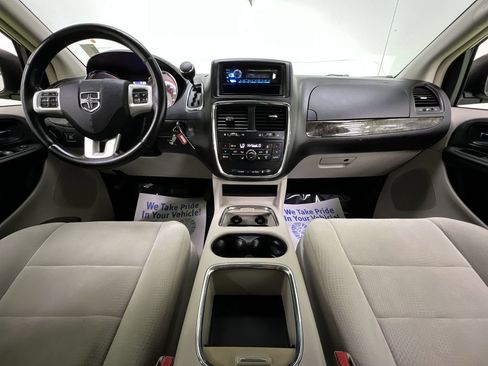 Used 2011 Dodge Grand Caravan Crew w/ Entertainment Group 1 FWD image 18