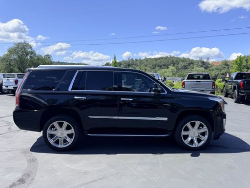 Used 2019 Cadillac Escalade Luxury AWD/4WD image 6