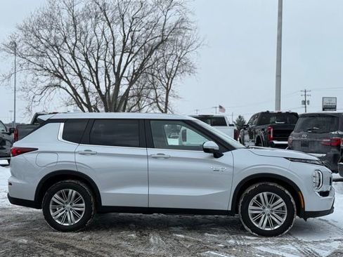 Used 2023 Mitsubishi Outlander ES image 38
