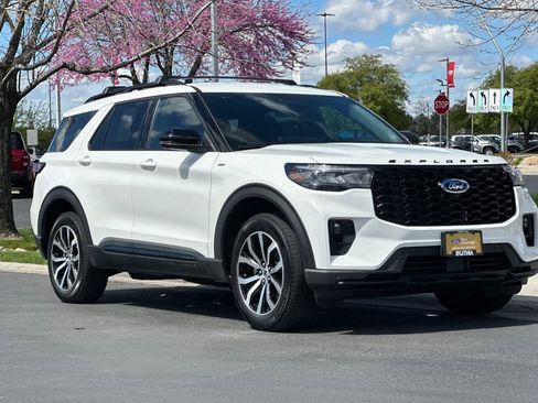 Certified 2025 Ford Explorer ST-Line image 9