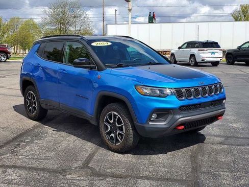 Used 2024 Jeep Compass Trailhawk w/ Trailhawk Convenience Group AWD/4WD image 2
