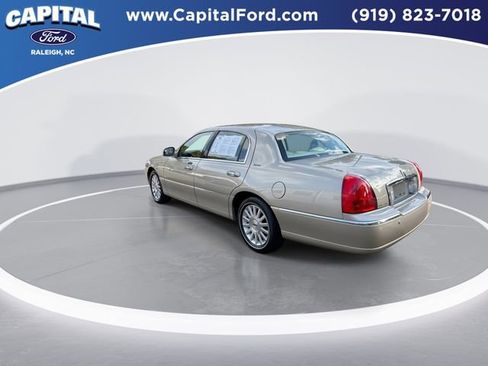 Used 2004 Lincoln Town Car Signature image 6