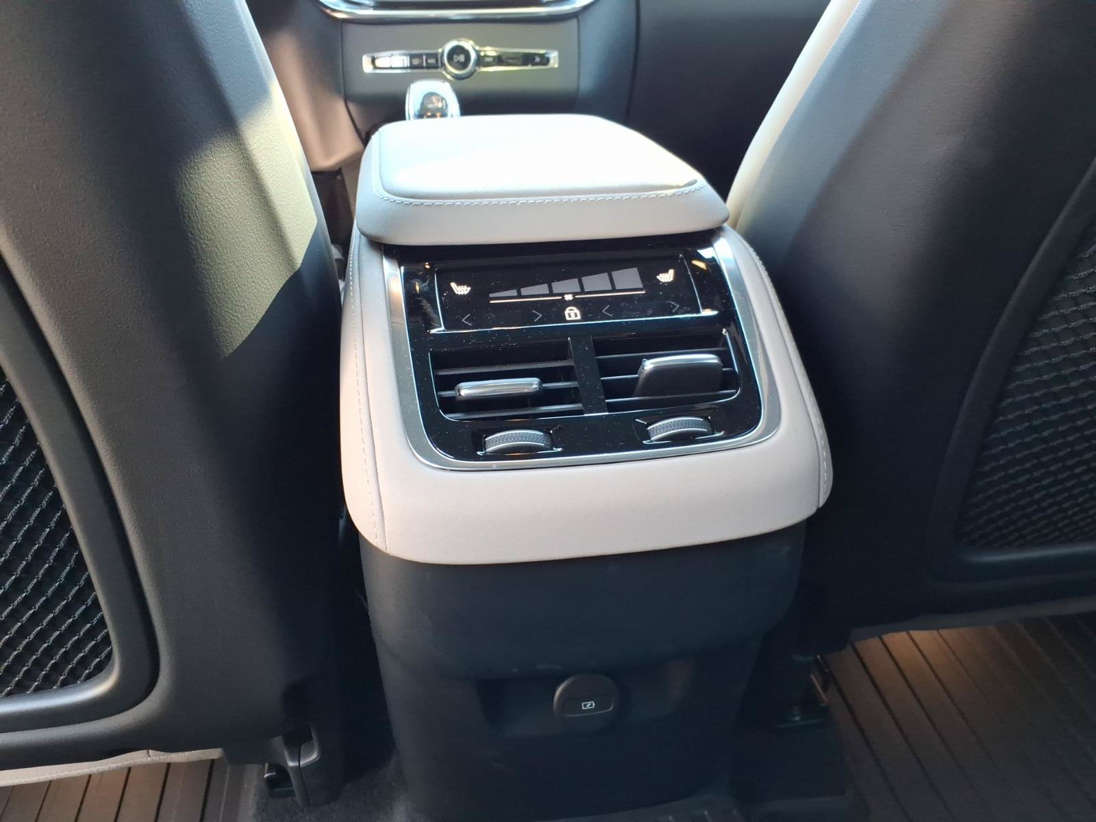 Used 2026 Volvo XC90 B6 Ultra w/ Lounge Package AWD/4WD image 19
